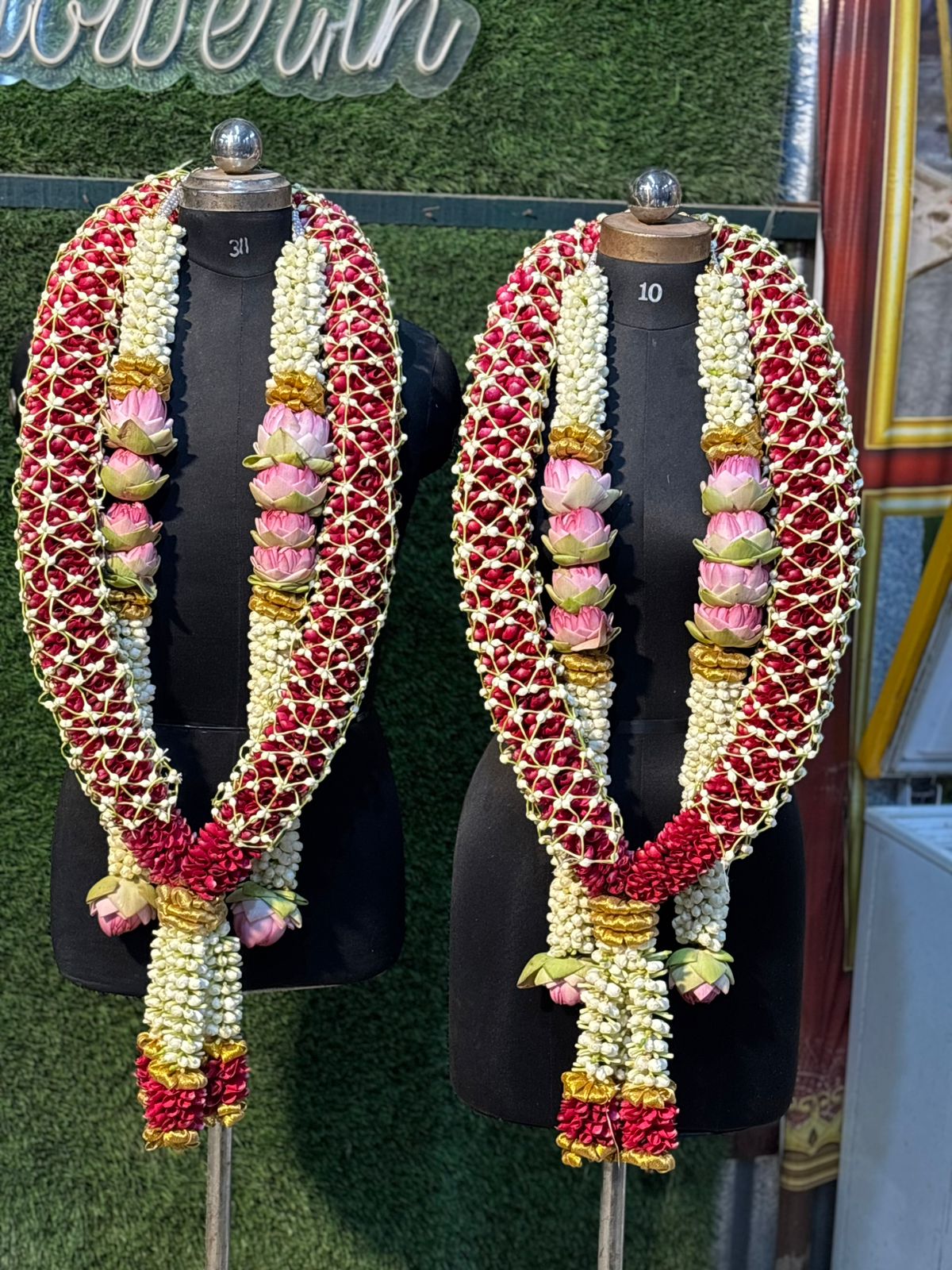 Red Rose And Nanthiyavattam Fancy Design