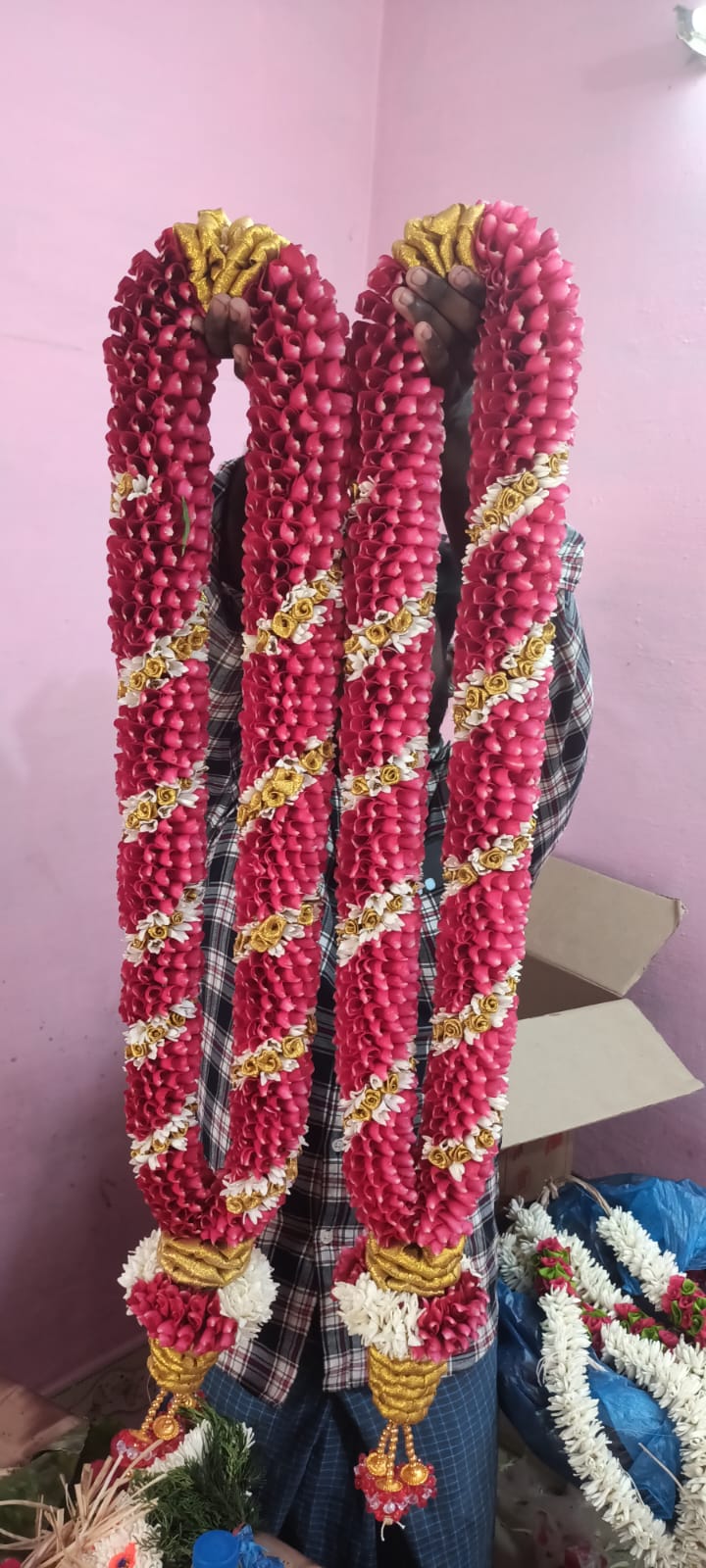 Red Rose and Sambangi Gold Touch Malai