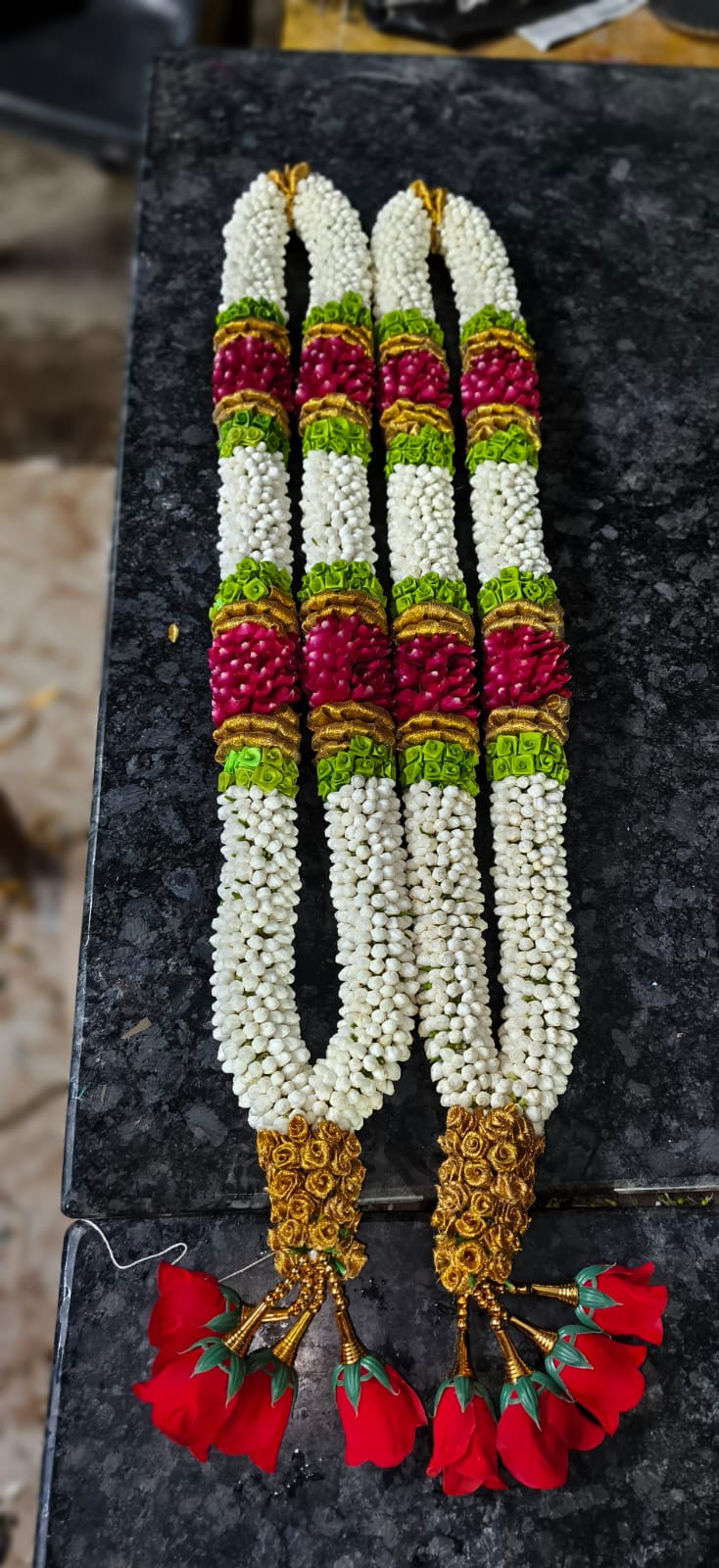 Nanthiyavattam and Red rose petals garland fancy design